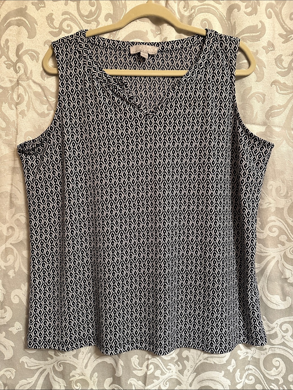 Carolyn Taylor Black & White Geometric Sleeveless V-Neck Tank